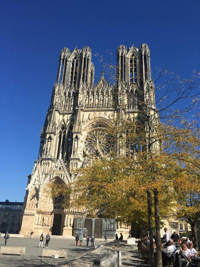 BedinReims burgundy bottle free parking&wifi free ideal 4 à 8 Adultes Esterno foto