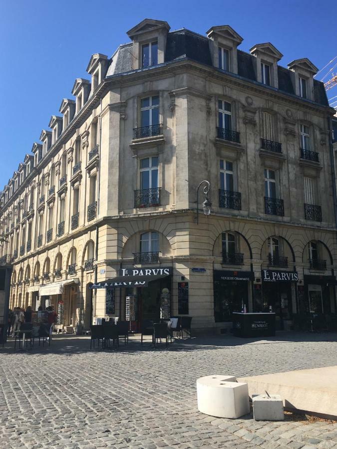 BedinReims burgundy bottle free parking&wifi free ideal 4 à 8 Adultes Esterno foto
