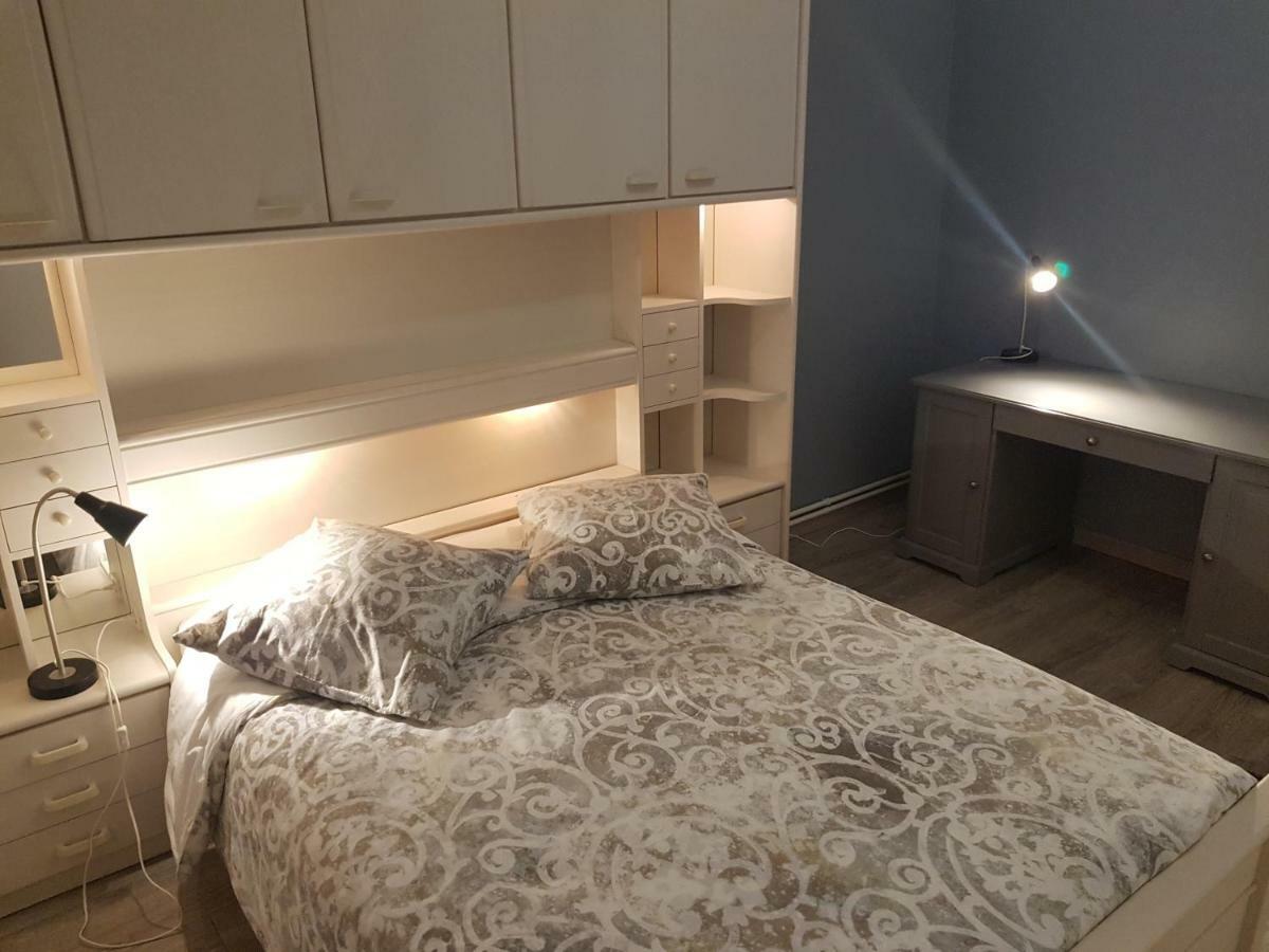 BedinReims burgundy bottle free parking&wifi free ideal 4 à 8 Adultes Esterno foto